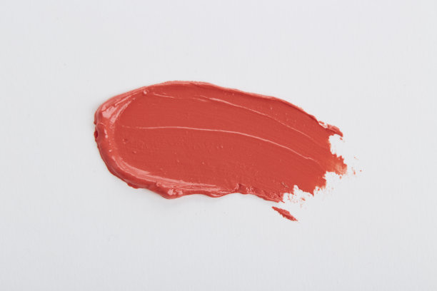 在白色的背景上涂抹了粉红色的口红图片下载
