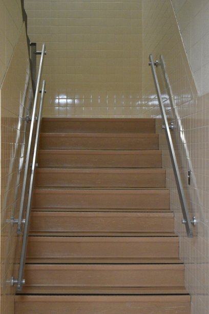 复古的楼梯井在教堂学校米色瓷砖墙壁金属扶手图片下载