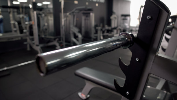 杠铃杆无板，高质量的设备，健身房维护，特写图片下载