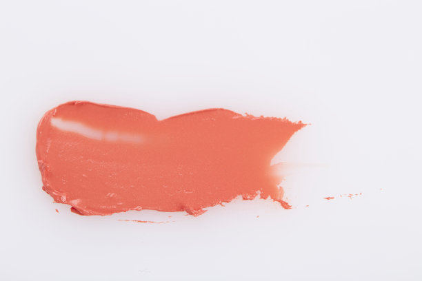 在白色的背景上涂抹了粉红色的口红图片下载