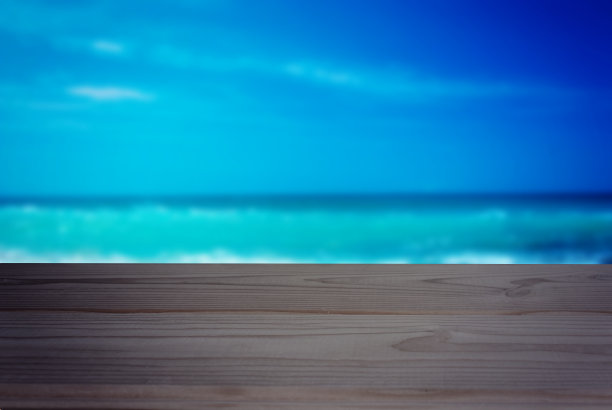 空荡荡的木制桌面以蔚蓝的大海和天空为背景图片下载