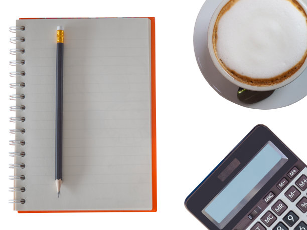 有铅笔，计算器和热咖啡的笔记本。图片下载