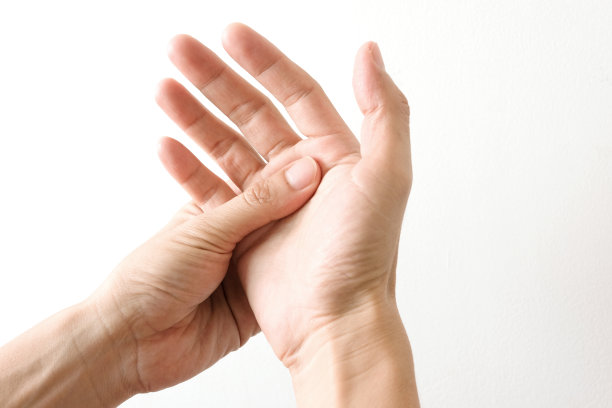 电脑使用者的手会对手指造成疼痛和伤害。从综合征，健康和物理概念图片下载