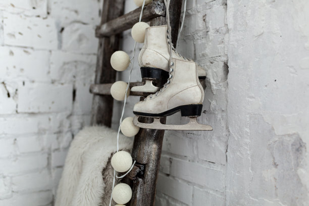 木制楼梯上的白色溜冰鞋。新年内部图片下载