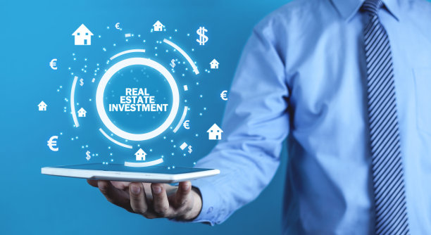 拿着房子和货币符号的男人。房地产投资图片下载