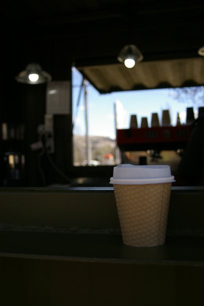 在澳大利亚新南威尔士州一个乡村小镇的一家户外咖啡馆里，这种一次性可回收的小纸可以带走咖啡杯图片下载