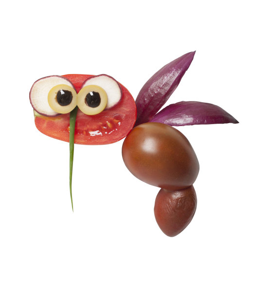 白色背景上的西红柿做成的有趣的蜜蜂图片下载