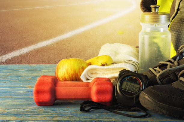 在体育场跑步训练用的一套配件图片下载