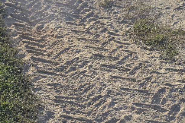 干燥、尘土飞扬的乡间小路上留下了轮胎的痕迹图片下载