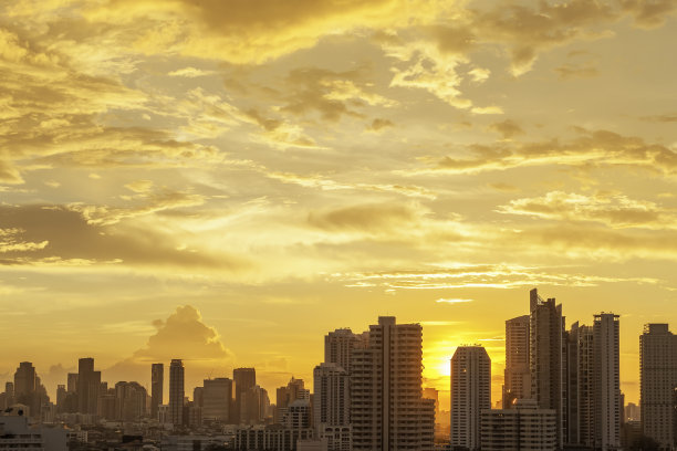 泰国曼谷市的现代高层建筑。夏季日落时的城市景观。商业城市中心，天空温暖。图片用于添加文字信息。设计艺术作品的背景。图片下载