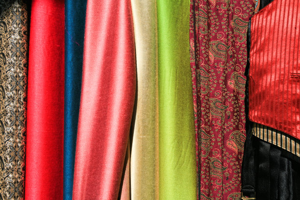 战前叙利亚：大马士革哈米迪亚露天市场出售的服装和面料细节图片下载