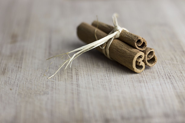 木制背景上的肉桂棒图片下载