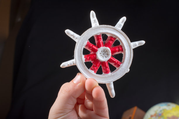 帆布上的船的方向盘图片下载