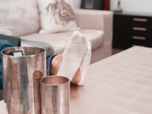 脚搁在桌子上图片下载