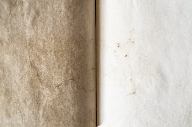 老式纸张的照片质感，有磨损、裂缝和洒出的咖啡滴。图片下载