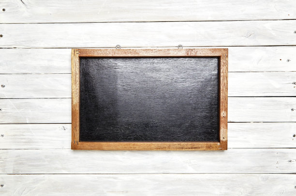 木框的黑板在木墙上图片下载