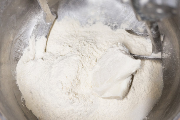 电动面包搅拌机中的面团特写图片下载
