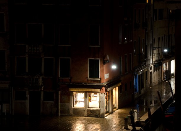意大利威尼斯圣巴纳巴广场的宁静之夜图片下载