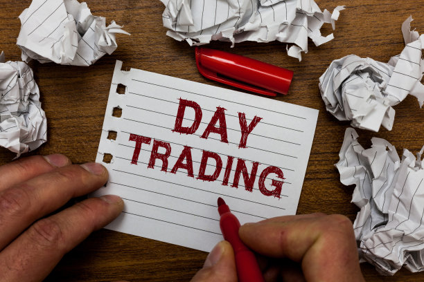 写便条显示日内交易。商业图片展示证券，具体买卖金融工具，人拿着马克笔，笔记本页皱巴巴的纸几次尝试错误。图片下载