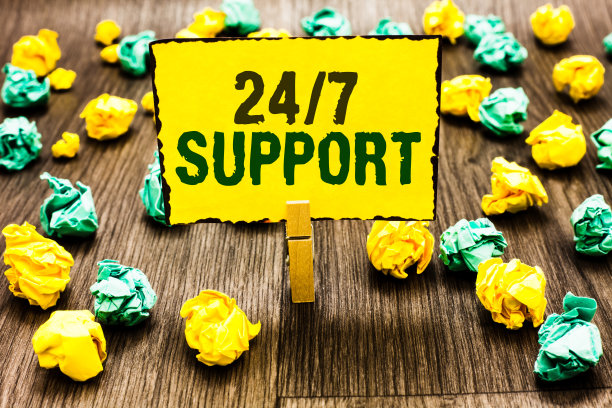 写便条显示24 7支持。商业照片展示日夜协助服务没有停机晾衣夹拿着黄色的便条纸皱巴巴的纸试了几次。图片下载