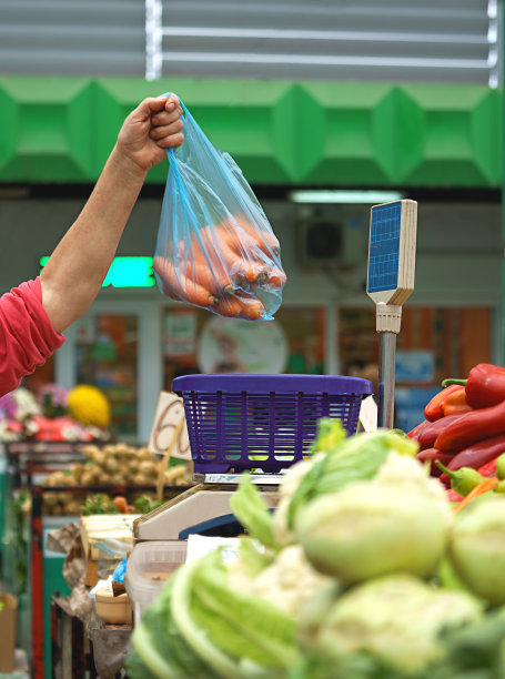 在绿色市场或农贸市场出售新鲜有机水果及蔬菜。市民购买者选择和购买健康食品产品图片下载