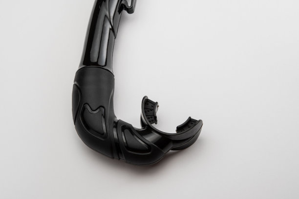 白色背景上的黑色通气管独立吹口图片下载