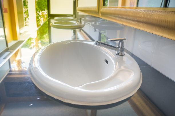 白色盥洗盆在休息室。图片下载
