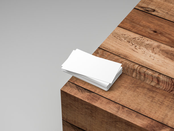 木桌上的一套白色空白名片图片下载