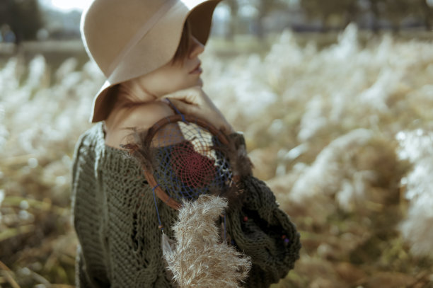 戴着帽子，穿着波西米亚风格的漂亮女人图片下载