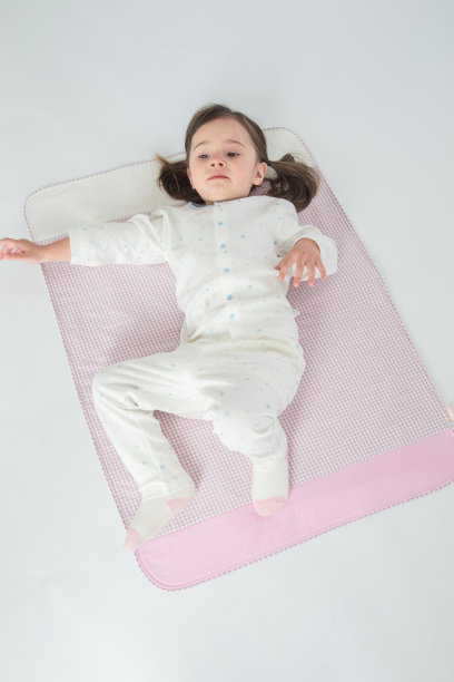 这个快乐的小女孩穿着家常衣服在地板上玩耍。图片下载