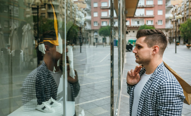 一个正在看商店橱窗的人图片下载