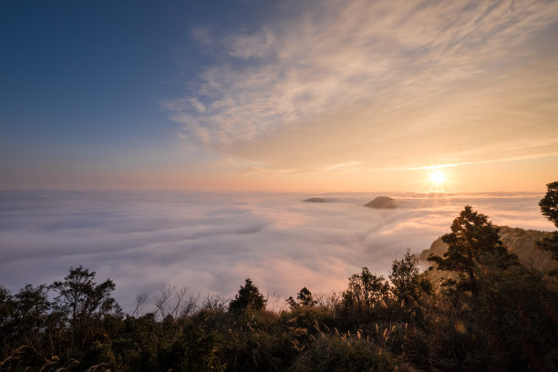 台湾云中日出的自然景观图片下载