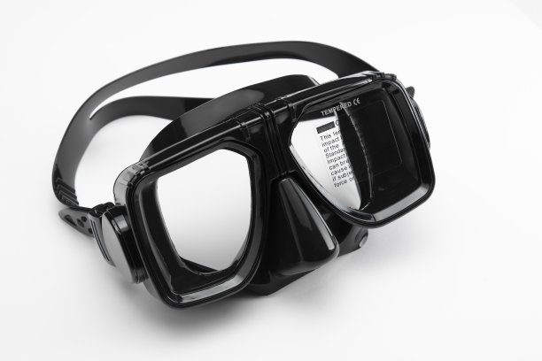 白色背景上的黑色塑料和硅胶潜水面罩图片下载