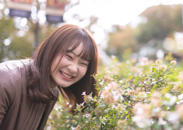 年轻女子在大自然中微笑的肖像图片下载