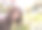 年轻女子在大自然中微笑的肖像图片下载