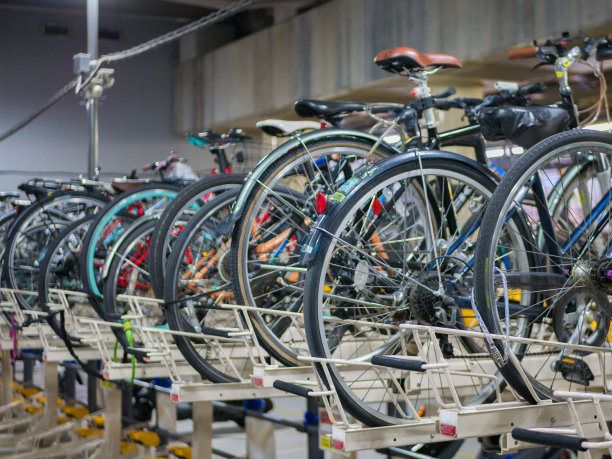 新宿火车站附近的两排自行车室内车库。他们被设计为更少的空间，更有用的概念。图片下载