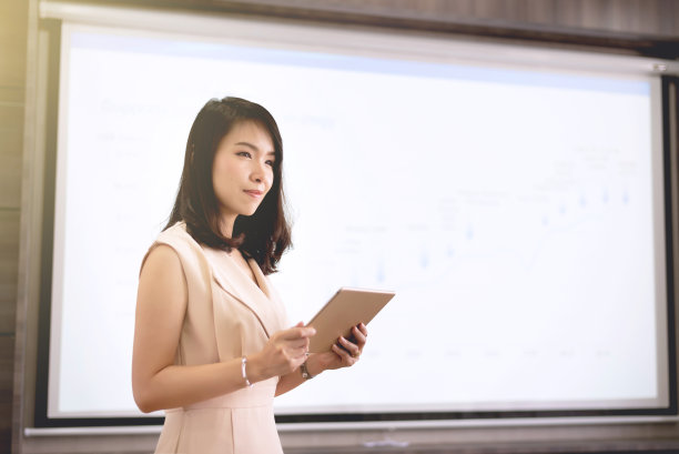 年轻的女商人站在会议室里发言图片下载