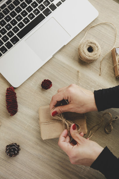 打包圣诞礼物的女人图片下载