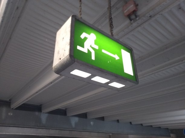 关闭带有灯泡的出口标志盒图片下载