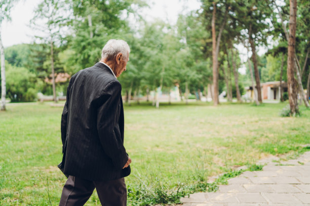 一位老人在公园散步图片下载