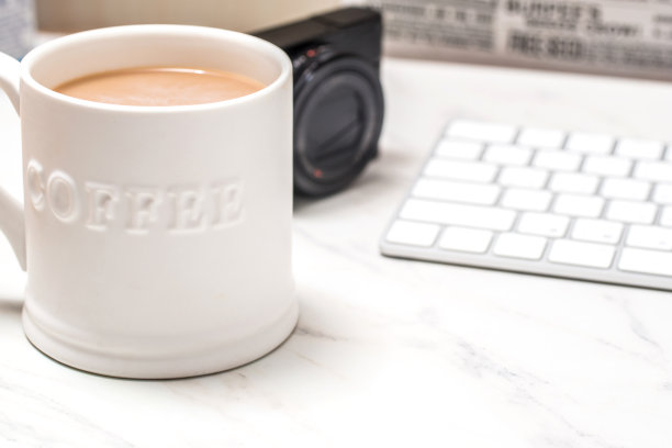 办公桌子桌上有电脑，用品，分析图表，咖啡杯木制背景。带有复制空间的俯视图'图片下载