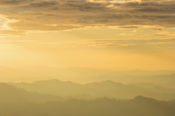 层的山图片下载