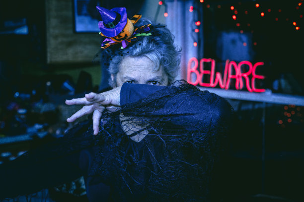 好玩的幽灵万圣节女巫覆盖的脸与面纱图片下载