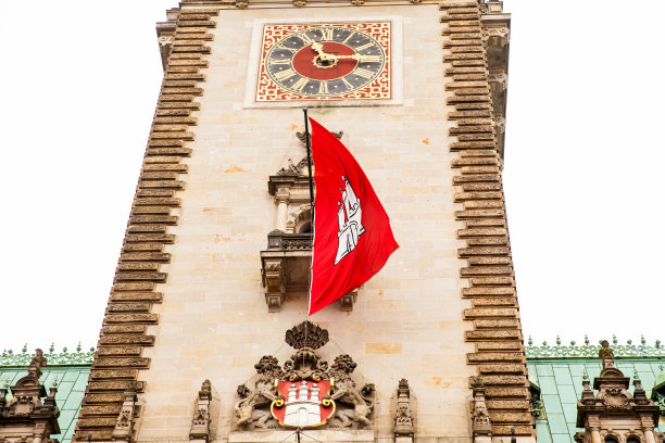 位于市中心的Rathausmarkt广场的汉堡市政厅建筑的细节图片下载