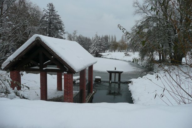 瓦尔·阿杜在雪地里图片下载