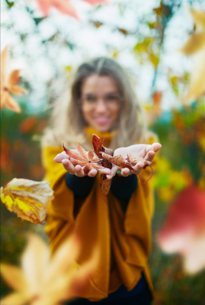 女人微笑,秋天图片下载