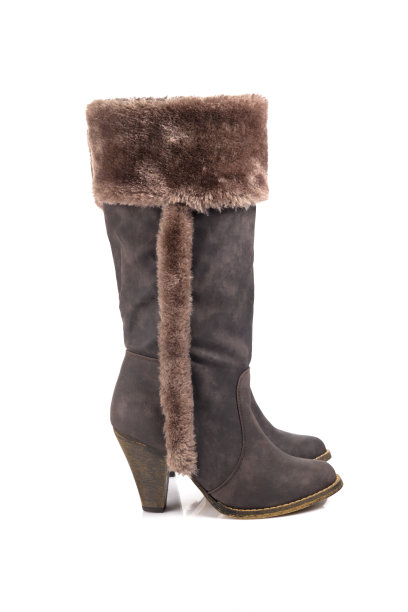 白色背景的女性棕色靴子，隔离产品，舒适的鞋类。图片下载