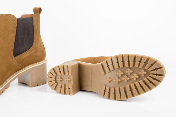 白色背景的女性棕色靴子，隔离产品，舒适的鞋类。图片下载