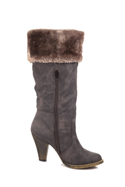 白色背景的女性棕色靴子，隔离产品，舒适的鞋类。图片下载