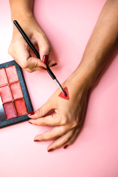 女性手上的红色口红化妆色块。图片下载